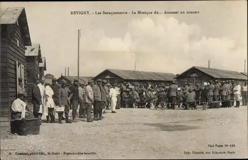 Ak Revigny Meuse, Les Baraquements, La Musique du... donnant un concert