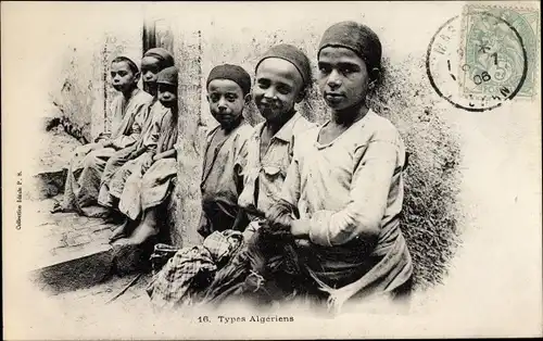 Ak Algier Alger Algerien, Types Algeriens, Kinder vor einem Haus, Maghreb