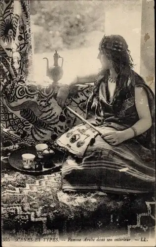 Ak Scenes et Types, Femme Arabe dans son interieur, Araberin, Portrait, Maghreb