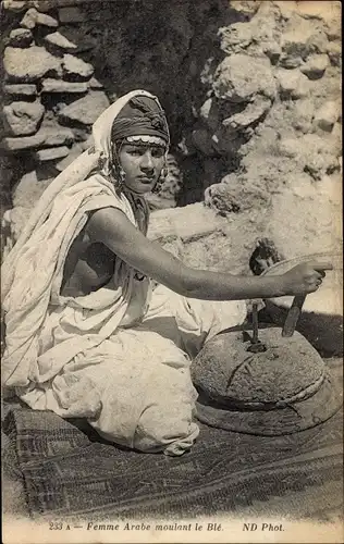 Ak Maghreb, Femme Arabe moulant le Blé, Portrait einer Araberin, Maghreb