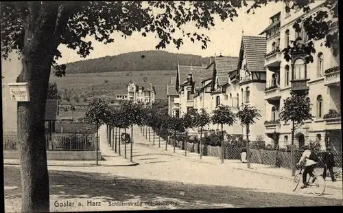 Ak Goslar a. Harz, Schlüterstraße mit Blick auf den Steinberg, Radfahrer