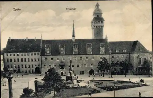 Ak Zeitz in Sachsen Anhalt, Rathaus, Totalaufnahme, Brunnen