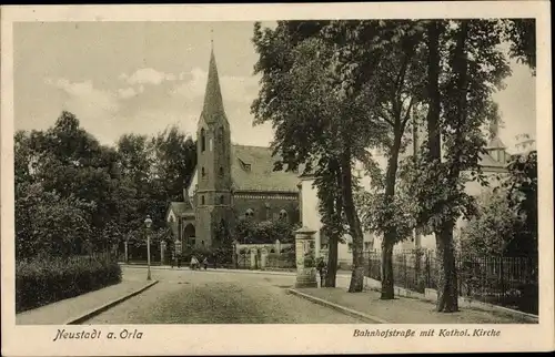 Ak Neustadt an der Orla, Bahnhofstraße mit Kath. Kirche