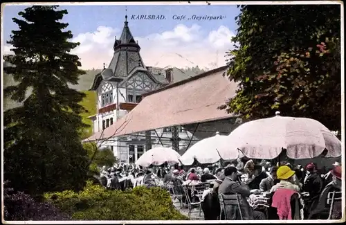 Ak Karlovy Vary Karlsbad Stadt, Cafe Geysirpark, Gäste unter Sonnenschirmen