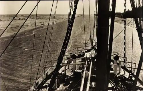 Foto Ak Suez Ägypten, Partie am Suezkanal, Blick von einem Schiff aus gesehen
