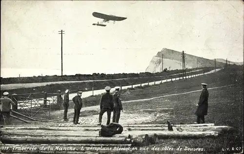 Ak Traversée de la Manche, L'Aéroplane Blériot en vue des côtes de Douvres
