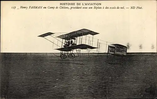 Ak Histoire de l'Aviation, Henry Farman au Camp de Chalons, procedant avec son Biplan