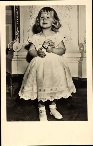 Foto Ak Prinzessin Nora Elisabeth von Liechtenstein, Portrait, Kleid