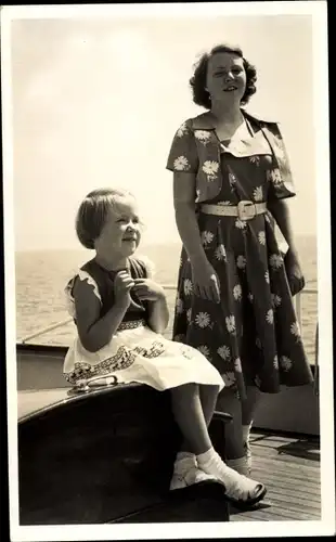 Ak Prinzessin Beatrix mit Marijke, Piet Hein, An Bord eines Schiffes