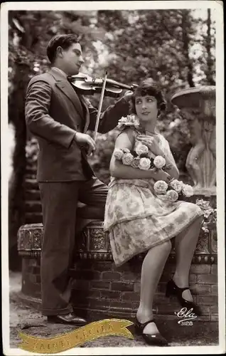 Ak Liebespaar, Frau mit Blumenstrauß, Rosen, Mann Geige spielend