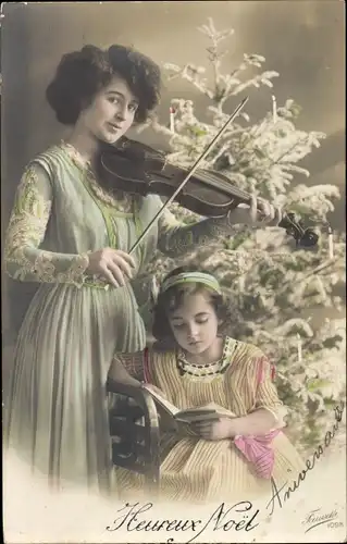 Ak Glückwunsch Weihnachten, Familie, Frau Geige spielend, Weihnachtsbaum