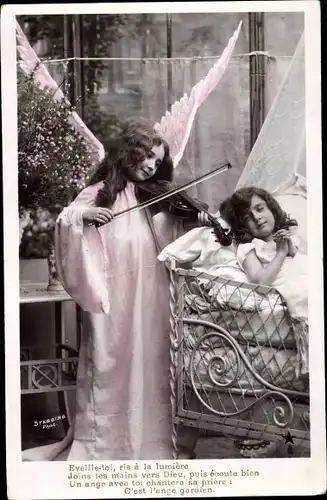 Ak Engel Geige spielend, Schlafendes Mädchen im Bett