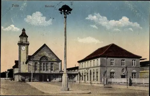 Ak Zeitz im Burgenlandkreis, Bahnhof mit Vorplatz