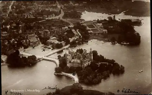 Ak Schwerin in Mecklenburg, Blick auf den Ort, Schloss, Fliegeraufnahme