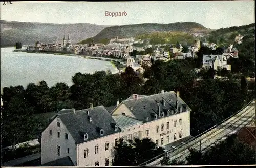 Ak Boppard am Rhein, Gesamtansicht mit Bahnschienen