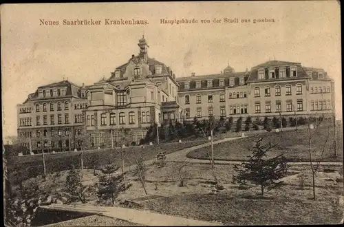 Ak Saarbrücken im Saarland, Neues Saarbrücker Krankenhaus, Hauptgebäude von der Stadt aus gesehen