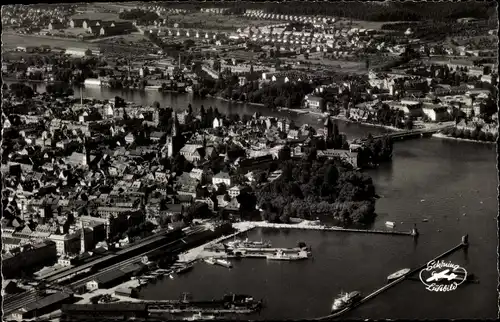 Ak Konstanz am Bodensee, Luftansicht mit Brücke und Hafen