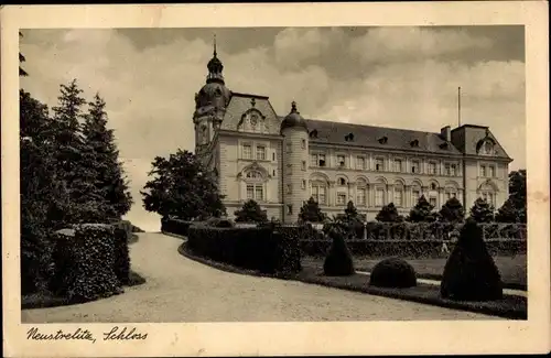 Ak Neustrelitz am Zierker See, großherzogliches Schloss, Seitenansicht mit Garten