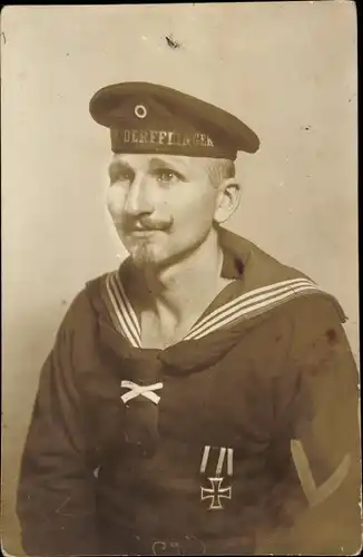 Foto Ak Deutscher Seemann in Uniform, SMS Derfflinger, Eisernes Kreuz II, Kaiserliche Marine