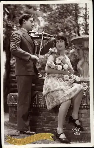 Ak Liebespaar, Frau mit Blumenstrauß, Rosen, Mann Geige spielend