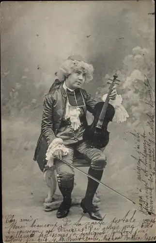 Ak Junger Mann Geige spielend, Musikinstrument, Sitzportrait