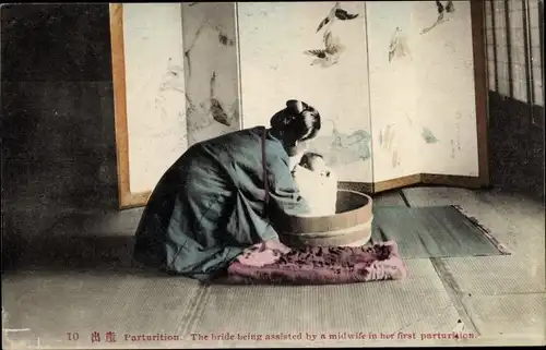 Ak Japanische Tracht, The bride being assisted by a midwife in her first Parturition
