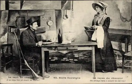 Ak Noste Ouvergne, Le repas du chasseur, Jäger, Auvergnatische Tracht