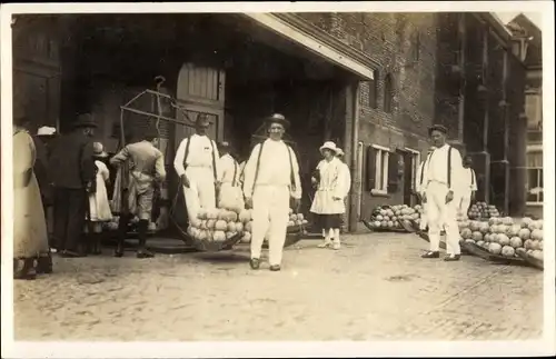 Foto Ak Alkmaar Nordholland Niederlande, Käsemarkt