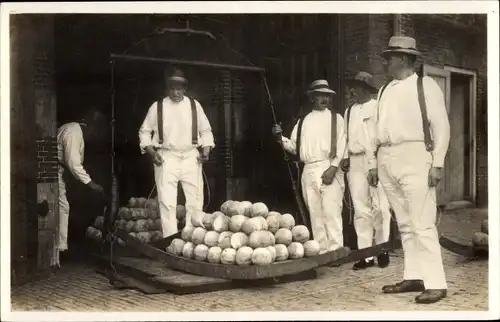 Foto Ak Alkmaar Nordholland Niederlande, Käsemarkt