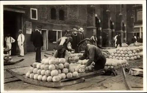 Foto Ak Alkmaar Nordholland Niederlande, Käsemarkt