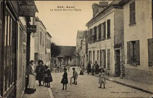 Ak Avon Seine et Marne, La Grande Rue vers l'Eglise
