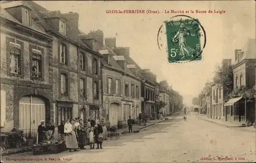 Ak Glos la Ferriere Orne, Le Marché et la Route de Laigle