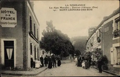 Ak Saint leonard des Bois Sarthe, Hotel de France, Straßenpartie