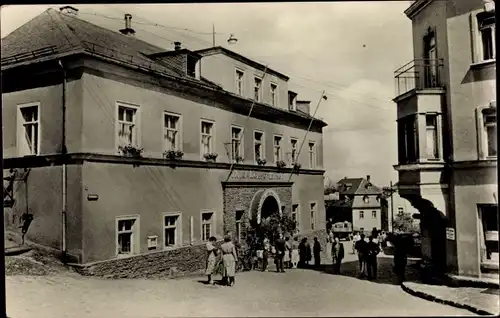 Ak Augustusburg im Erzgebirge, HO Hotel Weißer Hirsch, Passanten