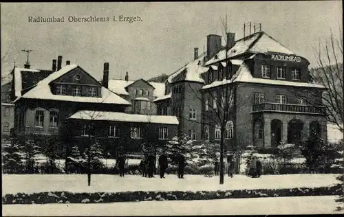 Ak Oberschlema Bad Schlema im Erzgebirge Sachsen, Straßenpartie im Winter, Radiumbad, Schnee