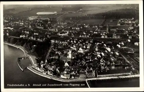 Ak Friedrichshafen am Bodensee, Altstadt und Zeppelinwerft, Fliegeraufnahme