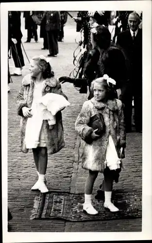 Ak Prinzessinnen Beatrix und Irene, Niederländisches Königshaus, Pelzmantel