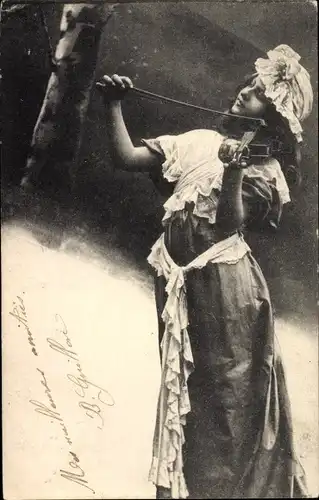 Ak Frau Geige spielend, Kleid, Hut