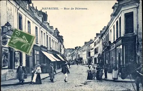 Ak Bapaume Pas de Calais, Rue de Péronne, Passanten