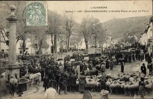 Ak Chaudes-Aigues Puy de Dôme, la Grande Place un jour de Foire