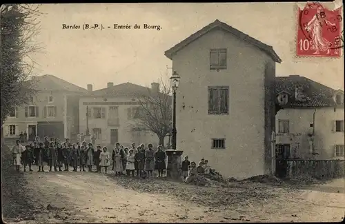 Ak Bardos Pyrénées-Atlantiques, Entrée du Bourg