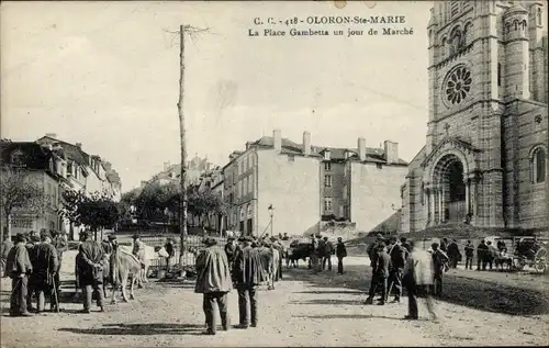 Ak Oloron Sainte Marie Pyrénées Atlantiques, La Place Gambetta un jour de Marché