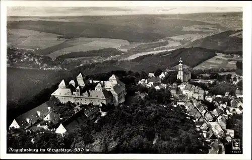 Ak Augustusburg im Erzgebirge, Blick über die Stadt, Schloss, Fliegeraufnahme