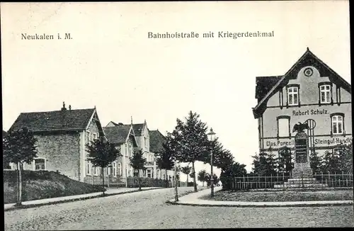 Ak Neukalen in Mecklenburg, Bahnhofstraße mit Kriegerdenkmal, Geschäft Robert Schulz