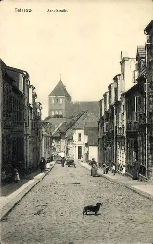 Ak Teterow in Mecklenburg Vorpommern, Schulstraße, Kirche