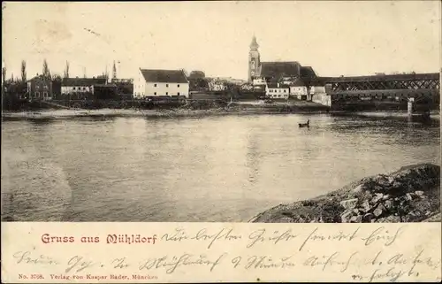 Ak Mühldorf am Inn Oberbayern, Stadt vom Ufer aus gesehen, überdachte Brücke