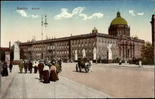 Ak Berlin Mitte, Schloss mit Kutsche und Menschen