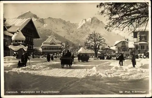 Ak Garmisch Partenkirchen in Oberbayern, Marienplatz mit Zugspitzmassiv