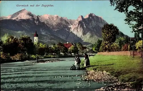 Ak Garmisch Partenkirchen in Oberbayern, Uferpartie mit Blick zur Zugspitze