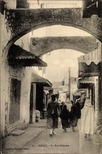 Ak Rabat Marokko, La Rue Oukassa, Straßenpartie, Araber, Geschäfte